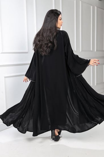 عباية دبل كلوش منسوجة من قماش الكريب الطايح مع طرحتها