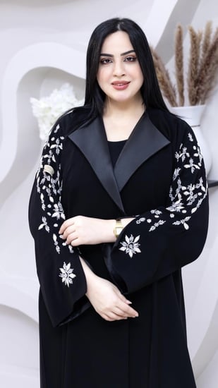 عباية كريب ملكي كوري بياقة تفته والاكمام شك