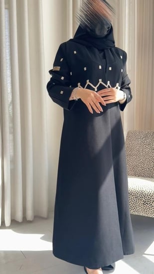 بليزر كتان بتطريز يدوي فاخر على الصدر والأكمام مع طرحة