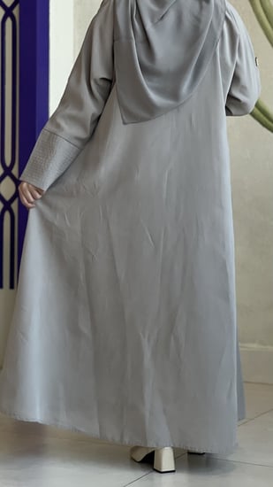 عباية حرير ياباني بقصات هندسية وياقة مرتبة – تصميم عصري فاخر