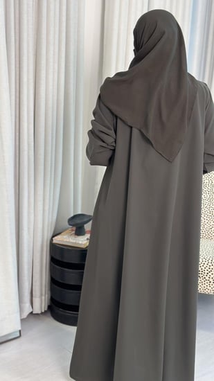 عباية ريناد حرير ياباني ملكي بتطريز يدوي ساحر