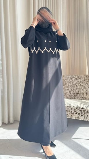 بليزر كتان بتطريز يدوي فاخر على الصدر والأكمام مع طرحة