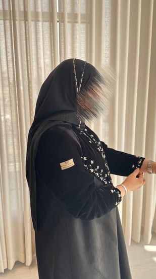 بليزر بتطريز يدوي فاخر على الصدر مع طرحة – روائع دبي للعبايات