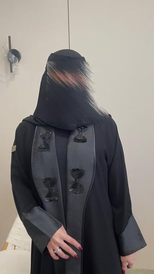 عباية الأميرة كتان فاخر بشك يدوي وبروش ملكي