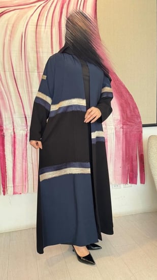 عباية كريب كوبرا بارد بتطريز بارز وتدخيلة كحلي وأسود – روائع دبي للعبايات