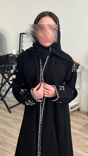 عباية كريب إندونيسي بشك يدوي وتطريز على العباية والأكمام  من روائع دبي للعبايات