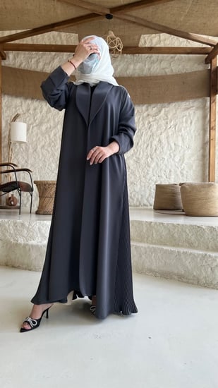 عباية كريب إندونيسي بياقة وكسرات ليزر خلفية من  روائع دبي أناقة عملية بتفاصيل عصرية