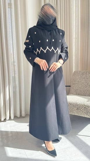 بليزر كتان بتطريز يدوي فاخر على الصدر والأكمام مع طرحة