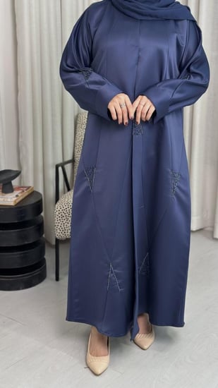 عباية تفته بتطريز ناعم وقصات A