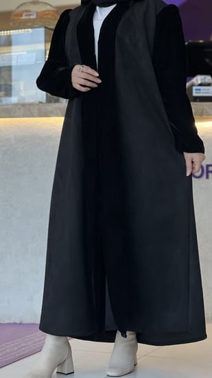 شموه مع اكمام والياقه مخمل الكم بف كسرات خفيفه