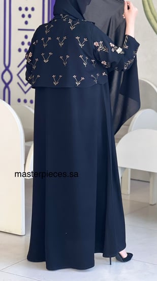 عباية كريب باربي بقصة ياقة ونص جكت مشجر تطريز