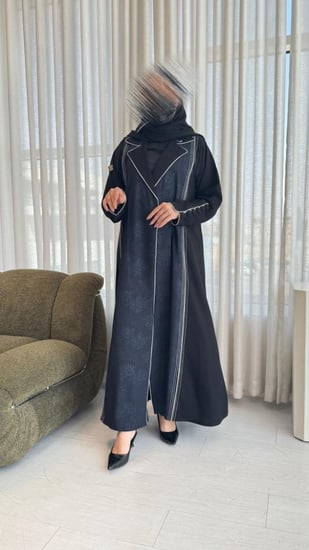 عباية  كريب بتصميم بليزر أنيق مع تدخيلة منقوشة وقيطان بارز