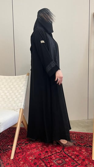 عباية  كريب فاخر بتدخيلات حرير مشجر