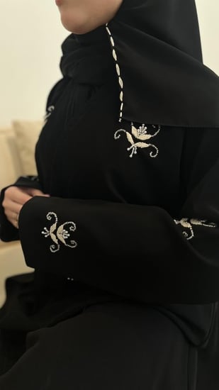 عباية تجمع بين جمال الكريب الإندونيسي وفخامة الشك اليدوي لإطلالة أنيقة ومريحة