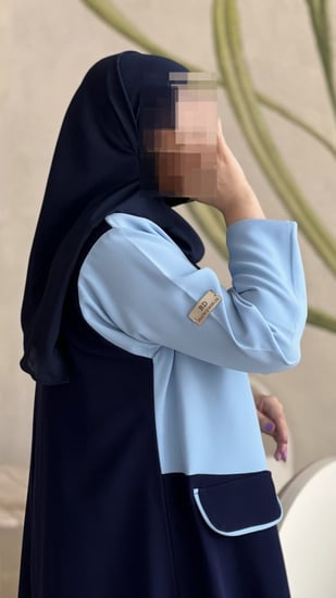 عباية كريب بباربي بياقة أنيقة – تصميم عصري بلمسة راقية