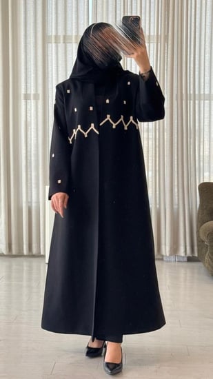 بليزر كتان بتطريز يدوي فاخر على الصدر والأكمام مع طرحة