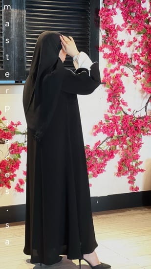 عباية ملككي مع حرير بالكم مقفله من الامام ثوب