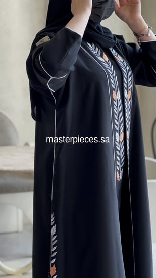عباية كتان بتطريز أنيق وقصة عادية مريحة