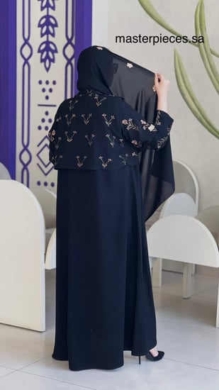 عباية كريب باربي بقصة ياقة ونص جكت مشجر تطريز