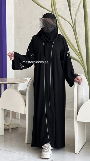 عباية كريب ملكي اسود فاحم بتطريز انيق