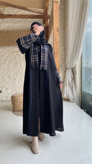 عباية كتان بياقة واكمام شانيل