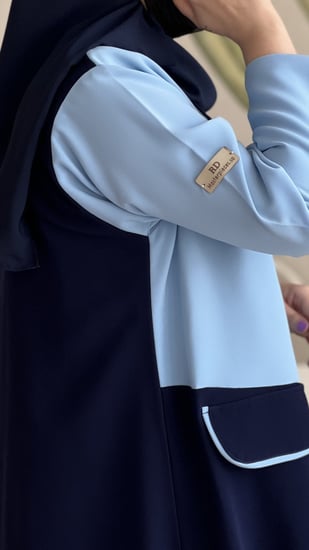 عباية كريب بباربي بياقة أنيقة – تصميم عصري بلمسة راقية