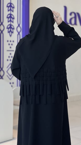 عباية كريب إندونيسي بتفاصيل هندسية من الخلف
