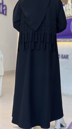 عباية كريب إندونيسي بتفاصيل هندسية من الخلف