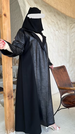 عباية كتان وجلد كلوش بياقة اكمام مفتوحه