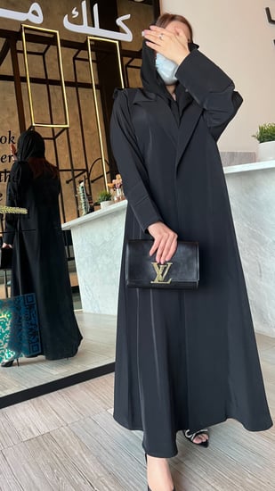 عباية كريب بياقة كلوش