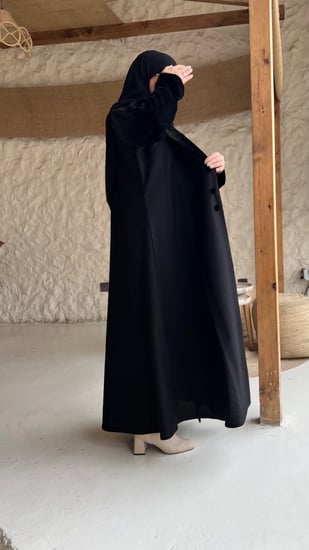 عباية كتان بياقة واكمام مخمل