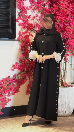 عباية ملككي مع حرير بالكم مقفله من الامام ثوب