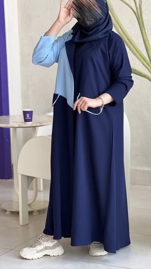 عباية كريب بباربي بياقة أنيقة – تصميم عصري بلمسة راقية