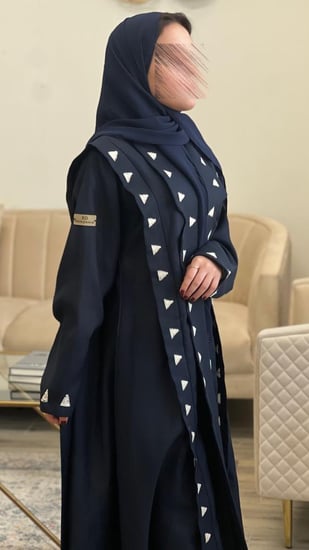 عباية كريب لنن بتطريز هندسي أنيق