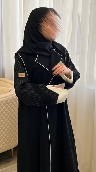 عباية غزل كريب إندونيسي بتصميم أكمام مقلمة وتطريز خيوط