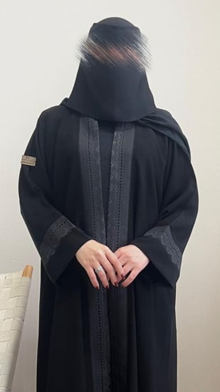عباية  كريب فاخر بتدخيلات حرير مشجر