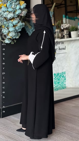 عباية ملككي مع حرير بالكم مقفله من الامام ثوب