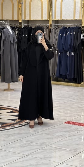 عباية كريب إندونيسي أسود فاحم بقصة نص كلوش وياقة أنيقة