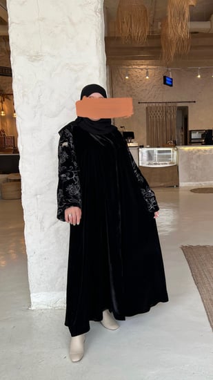 عباية مخمل تطريز ذهبي وابيض فالاكمام