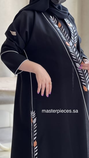 عباية كتان بتطريز أنيق وقصة عادية مريحة