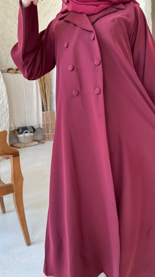 عباية كريب فاخرة لون عنابي بتصميم أنيق – روائع دبي 2026