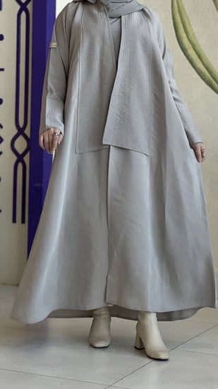 عباية حرير ياباني بقصات هندسية وياقة مرتبة – تصميم عصري فاخر