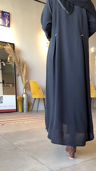 عباية لينن ناعم مع كسرات بأزرار ذهبيه انيق