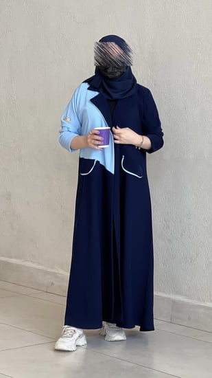 عباية كريب بباربي بياقة أنيقة – تصميم عصري بلمسة راقية