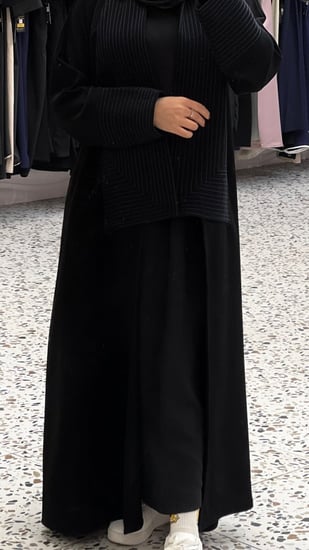 عباية كريب اندونيسي بقصه هندسي وتطريز كحلي نص كلوش