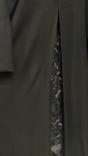 كريب اندونيسي مع كسره من الخلف تطريز من الامام والخلف