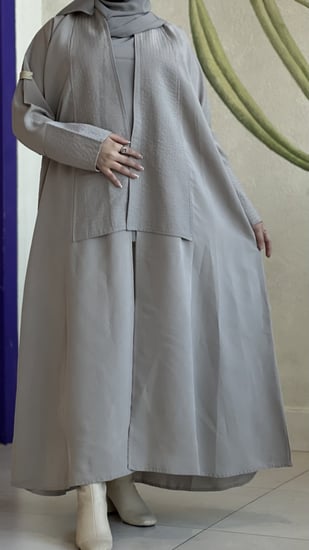 عباية حرير ياباني بقصات هندسية وياقة مرتبة – تصميم عصري فاخر