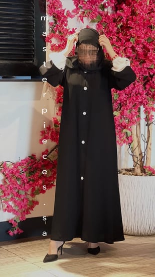 عباية ملككي مع حرير بالكم مقفله من الامام ثوب