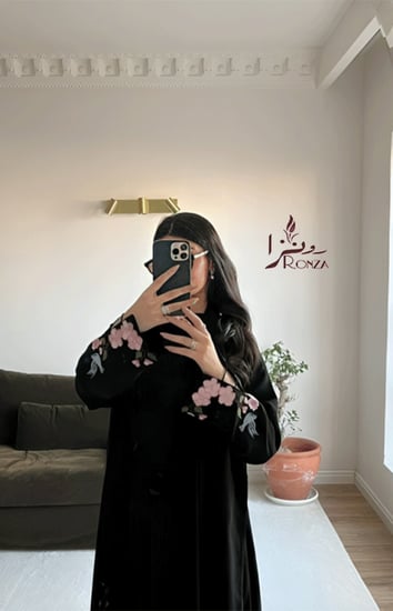 عباية تطريز ورد تجمع بين الأناقة والتفاصيل الفاخرة