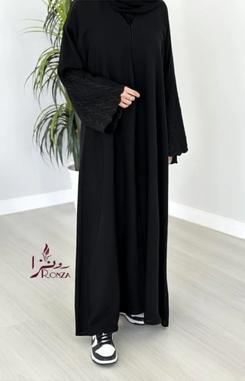 عباية بتطريز اسود فخامة ورقي في عباية واحدة